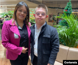 Juan Pablo Dimitri posa junto a su madre, Jazmín Cifuentes. [Foto: Cortesía]