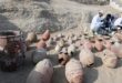 Arqueólogos egipcios restauran artefactos recientemente descubiertos por la misión de la Fundación Zahi Hawass para Antigüedades y Patrimonio, en la calzada del templo funerario de la reina Hatshepsut, en Deir al-Bahr Luxor, Egipto, el miércoles 8 de enero de 2025.