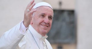 El papa Francisco sufre una caída sin fracturas y le inmovilizan el brazo por precaución (Detalles)