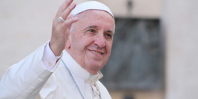 El papa Francisco sufre una caída sin fracturas y le inmovilizan el brazo por precaución (Detalles)