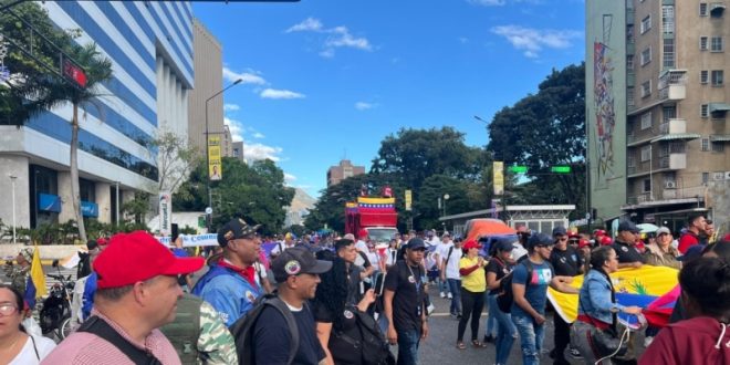 En fotos: Simpatizantes de Maduro salen a marchar