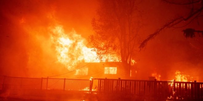 Estrellas de cine y televisión huyen de sus casas por incendio en Los Ángeles que ha dejado dos muertos