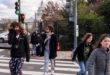 Abrigados contra el frío, los turistas caminan a través de una valla de seguridad que se ha instalado en el perímetro del complejo del Capitolio, el 2 de enero de 2025, en Washington. (Foto AP/Jacquelyn Martin).