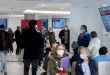 Varias personas con mascarilla en una sala del Hospital General Universitario Gregorio Marañón.