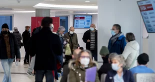 Varias personas con mascarilla en una sala del Hospital General Universitario Gregorio Marañón.