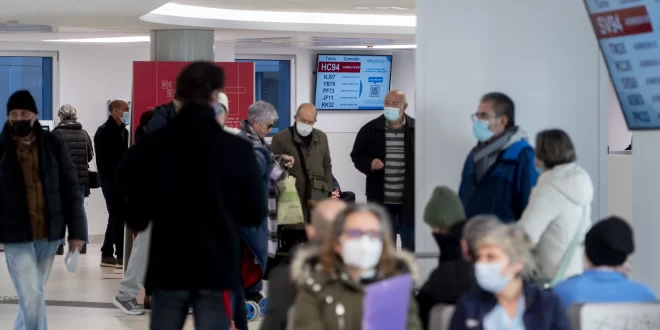 Varias personas con mascarilla en una sala del Hospital General Universitario Gregorio Marañón.