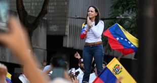 María Corina Machado aparece en Caracas tras meses en clandestinidad para sumarse a las protestas contra Maduro