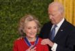 Hillary Clinton recibe la Medalla de la Libertad del presidente de los Estados Unidos, Joe Biden, durante una ceremonia en la Casa Blanca en Washington, el 4 de enero de 2025.