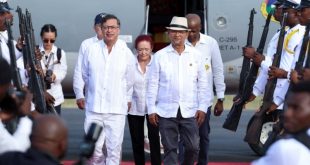 Presidente de Colombia visita el sur de Haití mientras aumenta la violencia en ambos países