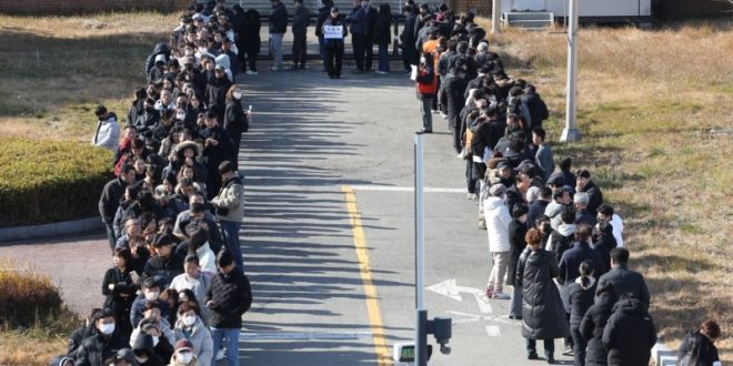 Rinden homenaje a fallecidos en desastre aéreo en Corea del Sur; autoridades extraen datos del vuelo