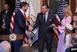 Pete Hegseth estrecha la mano del vicepresidente estadounidense JD Vance después de ser juramentado como nuevo secretario de Defensa en el edificio de la Oficina Ejecutiva de Eisenhower en la Casa Blanca en Washington, DC, el 25 de enero de 2025. [Foto: AFP]