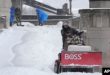 Los trabajadores limpian la nieve de una pasarela el domingo 5 de enero de 2025 en St. Louis. (Foto AP/Jeff Roberson)