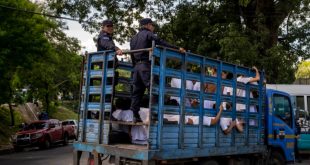 Tribunal salvadoreño juzga a menores por hacer señas alusivas a pandillas