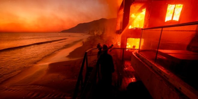 Vientos más tranquilos ayudan a los bomberos a combatir incendios forestales en Los Ángeles