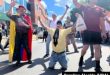 Un hombre con un mensaje que clama por "libertad" se arrodilla en una movilización opositora en Caracas, Venezuela, el 9 de enero de 2025.