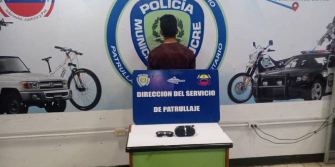 Arrested in Caracas subject that looted vehicles after breaking windows