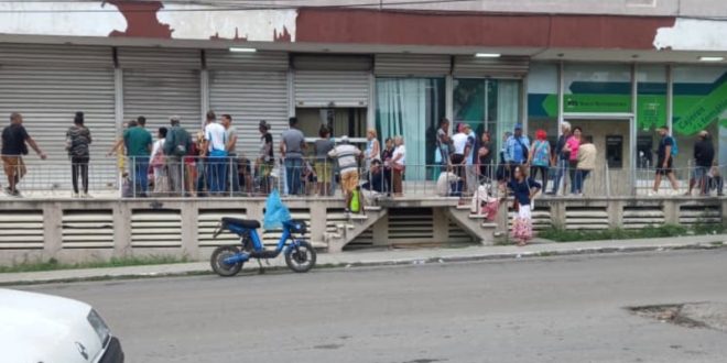 No ATMs, nor Elderly Electricity in Cuba face long lines to collect insufficient pensions