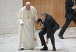 Papa Francisco se tambaleó tras romperse parte de su bastón cuando entraba en una audiencia