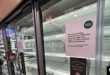 Los dispensarios de huevos en una tienda de Whole Food en Pentagon City, Arlington, estaba vacía este lunes 3 de febrero con una advertencia del efecto de la gripe aviar en suministro. [Foto: Tomás Guevara, VOA]