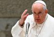 The Vatican announces that Pope Francis presents "a slight improvement" in the hospital