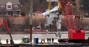 Trabajadores sacan del río Potomac restos de aeronaves que chocaron