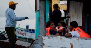 Tras ser deportados de EEUU, migrantes quedan en el limbo en un campamento en selva de Panamá