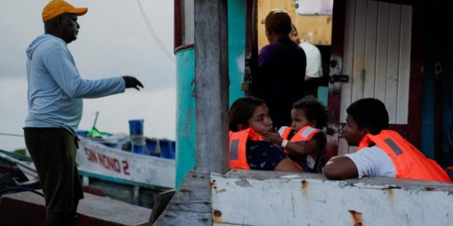 Tras ser deportados de EEUU, migrantes quedan en el limbo en un campamento en selva de Panamá