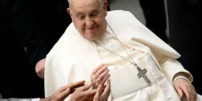 Pope Francis suffers a "sudden" respiratory worsening: "It caused him vomiting and underwent non -invasive mechanical ventilation"