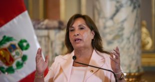 Presidenta de Perú acusa a fiscalía y a la "mala prensa" de buscar desestabilizar su gobierno