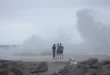 Three people skipping the recommendation of the Barcelona City Council to avoid going to the beaches.