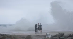 Three people skipping the recommendation of the Barcelona City Council to avoid going to the beaches.