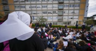 The Pope thanks volunteers for "miracle of tenderness" while continuing hospitalized