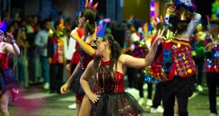 Venezuelans enjoy carnival with parades of floats and shirt visits