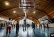 El atleta cubano Yoao Illa, bronce en los 400 metros con vallas en los Juegos Panamericanos (centro), juega baloncesto con otros atletas cubanos que abandonaron la delegación cubana. AP/Esteban Félix