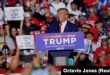 El aspirante a la candidatura presidencial republicana, Donald Trump, habla a sus seguidores en un mitin de campaña este miércoles, 8 de noviembre, en Hialeah. (REUTERS/Octavio Jones)