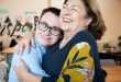 Un hombre adulto con síndrome de down abraza a su madre