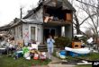 Brittany Oakley habla con familiares fuera de lo que queda de su casa en Lakeview, Ohio, el viernes 15 de marzo de 2024. Tormentas severas con presuntos tornados han dañado hogares y negocios en el centro de Estados Unidos. (Foto AP/Timothy D. Easley)