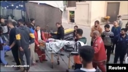 Miembros de la Media Luna Roja Palestina transportan a las víctimas al Hospital Al-Awda, en medio del conflicto en curso entre Israel y Hamás, en un lugar llamado Jabalia en el norte de la Franja de Gaza, en esta captura de pantalla de un video publicado el 15 de marzo de 2024.