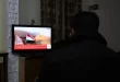 Una persona mira las noticias en un canal dirigido por hutíes después de que un barco de Reino Unido fuera atacado en el Mar Rojo, en Saná, Yemen, el 19 de febrero de 2024.