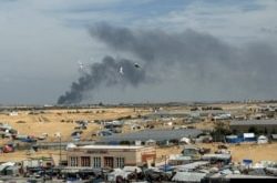 El humo se eleva durante una operación terrestre israelí en Khan Younis, en medio del actual conflicto entre Israel y el grupo islamista palestino Hamas, visto desde un campamento de tiendas que alberga a desplazados.