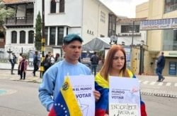 Organizaciones no gubernamentales en frente de Consulado de Venezuela en Bogotá, el miércoles 3 de abril. [Foto: Cortesía Gran Acuerdo Venezuela]