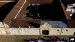 Imagen de la protesta de mujeres frente al Convento de San Bernardo, contra el Arzobispo Mario Cargnello de Salta y otros dos miembros de la iglesia por presunta violencia de género física y psicológica, en Salta, Argentina , martes 3 de mayo de 2022.