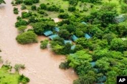 Se ve un albergue en la Reserva Nacional Masai Mara inundada, que dejó a decenas de turistas varados en el condado de Narok, Kenia, el 1 de mayo de 2024.