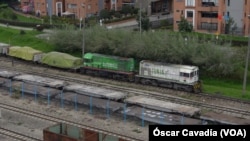 Una locomotora diesel llegando con una carga de contenedores de cemento del trayecto Bogotá - Belencito en el centro de Colombia. Óscar Cavadía.