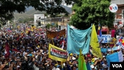 Participantes en mitin de campaña del candidato de la oposición en Venezuela, Edmundo González realizado el sábado 18 de mayo en el estado de Aragua, Venezuela.