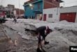 La gente quita el hielo grueso de una calle después de una tormenta de granizo en medio de una ola de calor, en Puebla, México, el 24 de mayo de 2024.