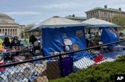 Manifestantes en contra de la guerra en Gaza acampan en tiendas de campaña en la Universidad de Columbia, Nueva York, el 27 de abril de 2024.