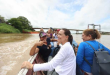 María Corina Machado supera obstáculos y llega a Apure en canoa