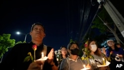 Activistas tailandeses hacen vigilia por Netiporn Sanesangkhom, conocida por sus campañas exigiendo la reforma de la monarquía y la abolición de la ley que hace ilegal difamar a miembros de la familia real. Visto fuera de Tribunal penal Tailandia, el 14 de mayo de 2024.