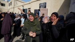 Mujeres palestinas lloran la pérdida de sus familiares que murieron en un ataque aéreo israelí en Nuseirat, en el hospital Al Aqsa en Deir al-Balah, Franja de Gaza, el 19 de mayo de 2024.